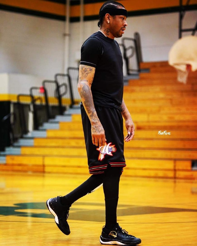 阿图什杯球员进球后跑上看台给母亲献花，后两黄变一红被罚下（阿图什杯球员破门后爬上看台向母亲献花，随即两黄变红遭罚下）