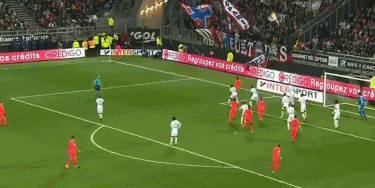 中超赛场争议判罚：VAR判罚引发热议,（中超判罚风波：VAR成争议焦点）