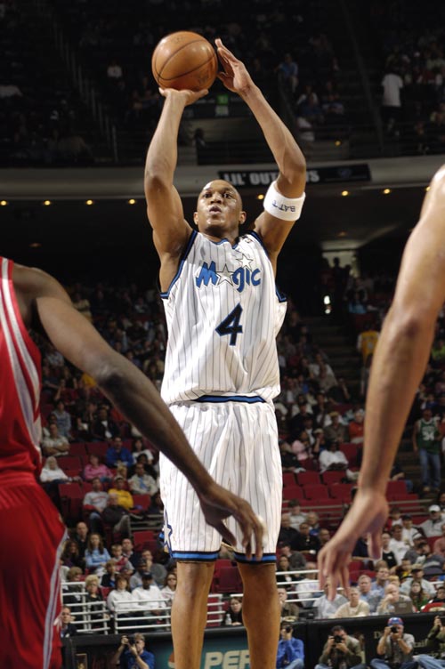 U22国足力克韩国U22，球迷在球员谢场时高喊“雄起”（U22国足击败韩国U22，谢场之际球迷齐声高呼“雄起”）