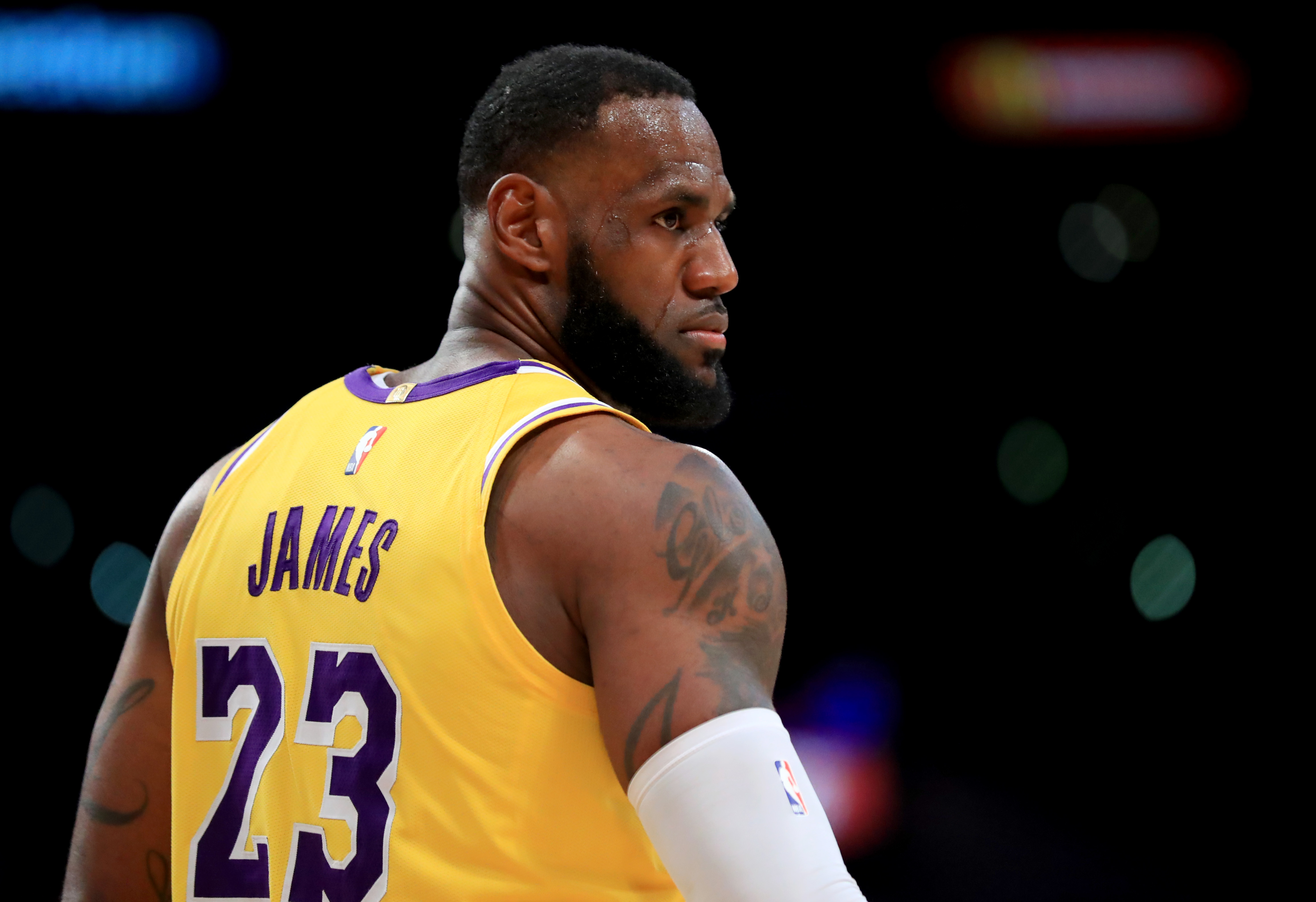 老将关键铲断救险，成全场转折点（老将神勇铲断化险，成为比赛拐点）