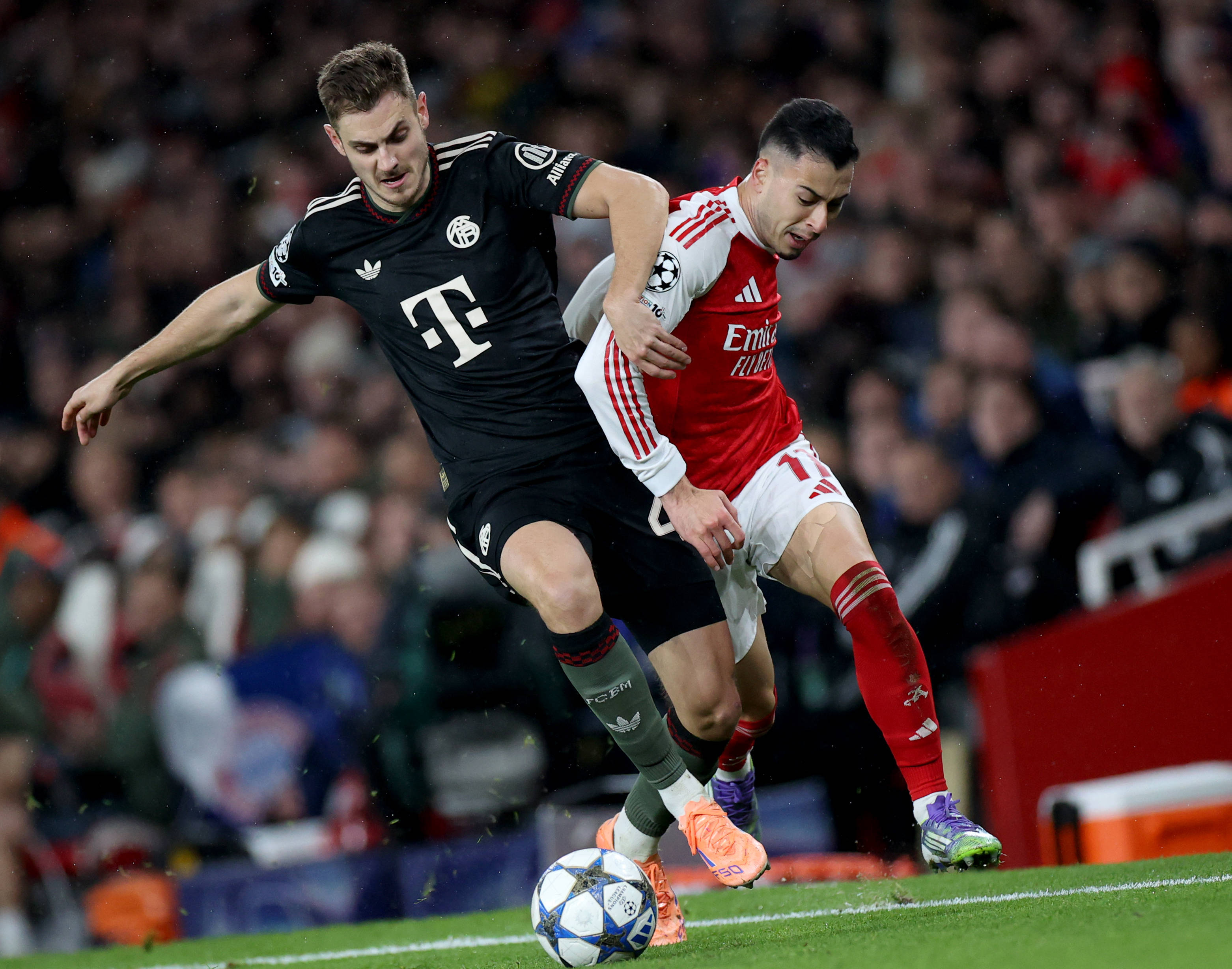 执法有温度，马宁在点球大战结束后，安慰南通队失点队员（马宁点球大战后安慰南通失点球员，诠释温情执法）