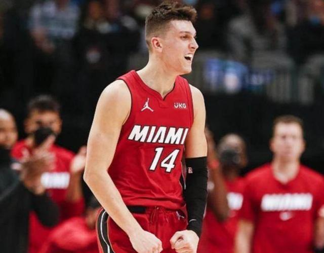 生涯10000板里程碑！戈贝尔7投5中得11分18板3助 前场篮板有6个（里程碑夜！戈贝尔生涯篮板破万，7投5中拿11分18板3助，前场篮板6个）