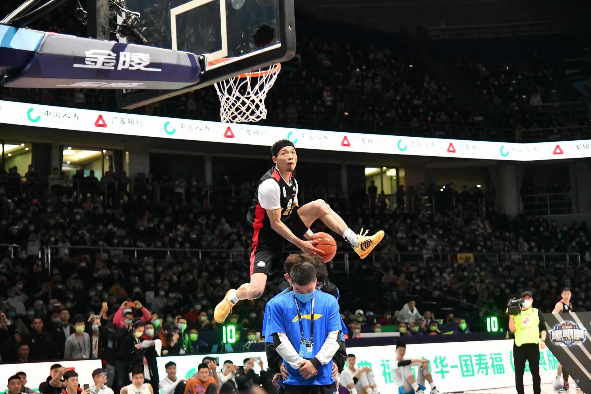 世俱杯夺冠赔率：巴黎1赔2.37领跑 皇马紧追（世俱杯夺冠赔率：巴黎1赔2.37居首，皇马紧随其后）