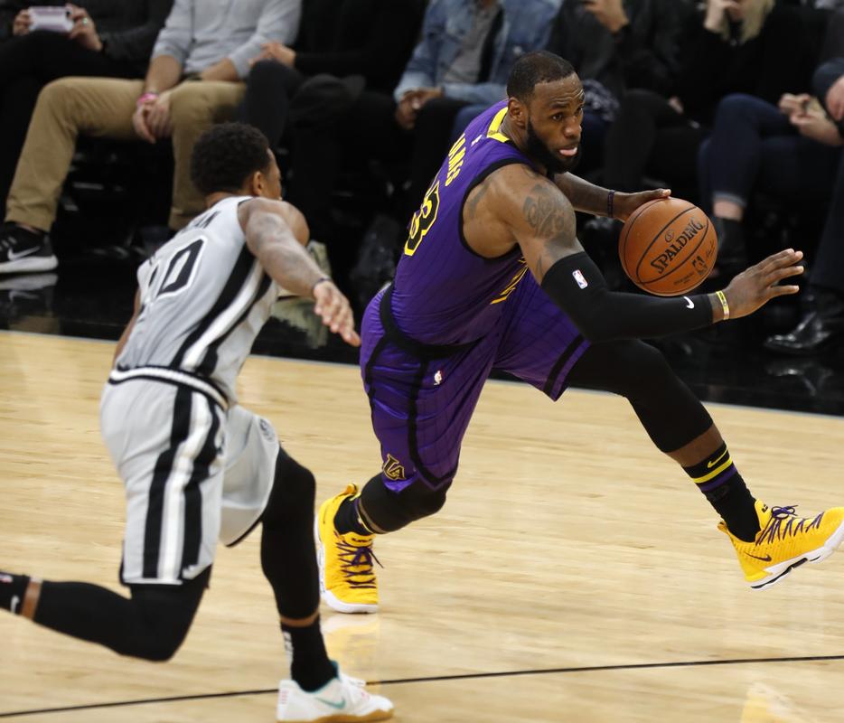 摸吉祥物女演员胸部，前塞尔塔队长马略被判赔偿1000欧（前塞尔塔队长马略因不当触碰吉祥物女演员胸部被判赔偿1000欧元）