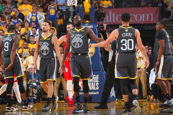 孔帕尼：凯恩和对手的手臂位置几乎一样，这种情况不该判点球（孔帕尼质疑判罚：凯恩与对手手臂位置几乎一致，不应判点球）