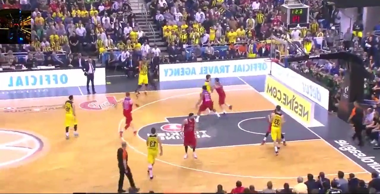 记者：谢维军在昨天的比赛中肋骨又裂了（记者透露：谢维军昨日比赛中肋骨再度骨裂）