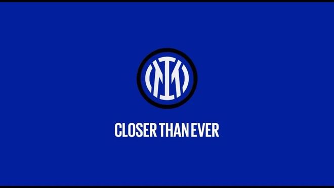 齐达内访华与樊振东互动，展现球技，赞其乒乓球成就，两人友好交流，共话皇马。（齐达内访华与樊振东同台互动，秀球技点赞其乒乓成就，友好交流共话皇马）