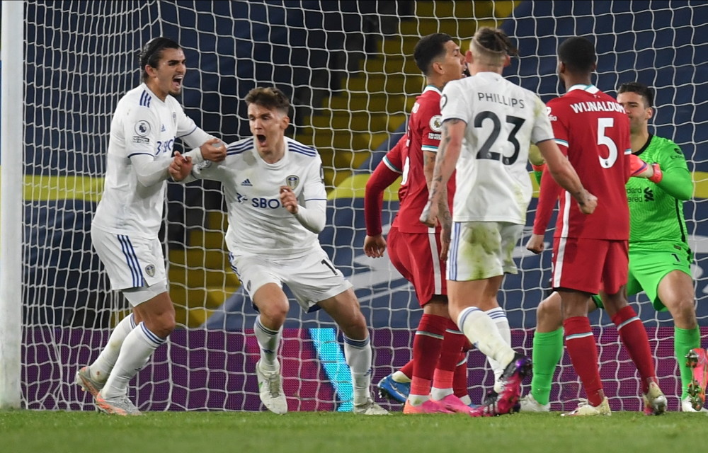 心情真不错！威少赛后戴墨镜参加发布会 貌似还带着一副双节棍（心情大好！威少赛后戴墨镜亮相发布会 疑似携带双节棍）