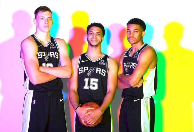 郭昊文10中6砍下18分，单场9次失误创个人职业生涯新高（郭昊文10投6中斩获18分，单场9次失误刷新个人生涯纪录）