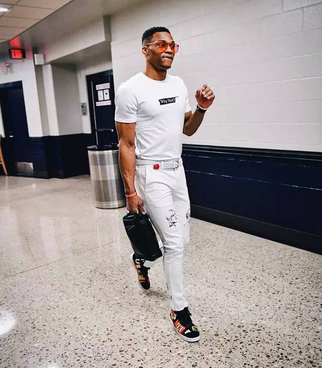 篮球赛事亮点：NCAA加时赛绝杀瞬间（篮坛焦点时刻：NCAA加时压哨绝杀）