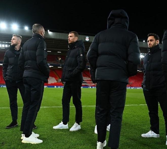 足球欧联杯精彩倒钩破门当选本周最佳进球（欧联杯惊艳倒钩破门获评本周最佳进球）