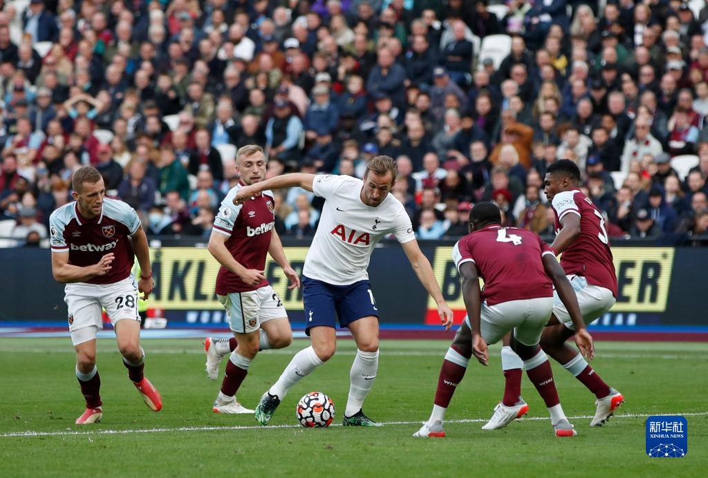 米体：罗马正式就齐尔克泽谈判，曼联要3500万欧强制买断条款（米体：罗马就齐尔克泽转会开启正式谈判，曼联坚持3500万欧强制买断条款）