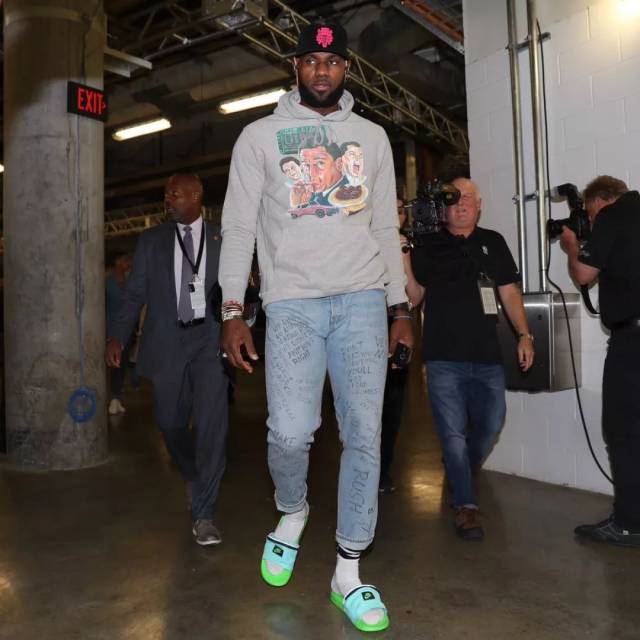 表现不佳！萨拉赫战森林4射门1射正，15次过人仅5次成功（状态低迷！萨拉赫对阵森林4射仅1中，15次过人仅5次成功）