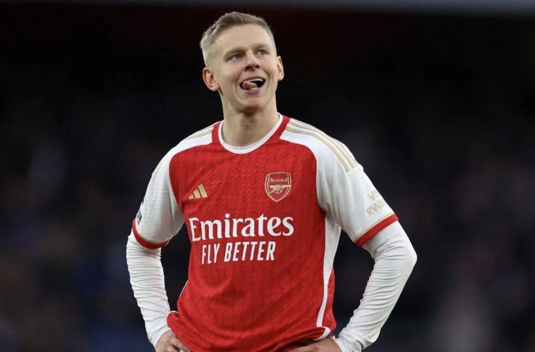 足球国足训练课发生小插曲，球员被逗笑（国足训练课突发趣事，球员忍俊不禁）