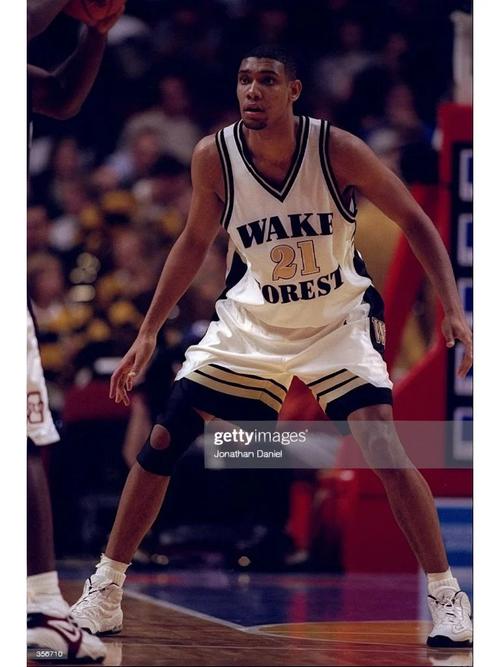 忍俊不禁！梅西、德保罗挤上印度当地小面包车，转身都费劲（笑出声！梅西与德保罗挤进印度小面包车，连转个身都费劲）